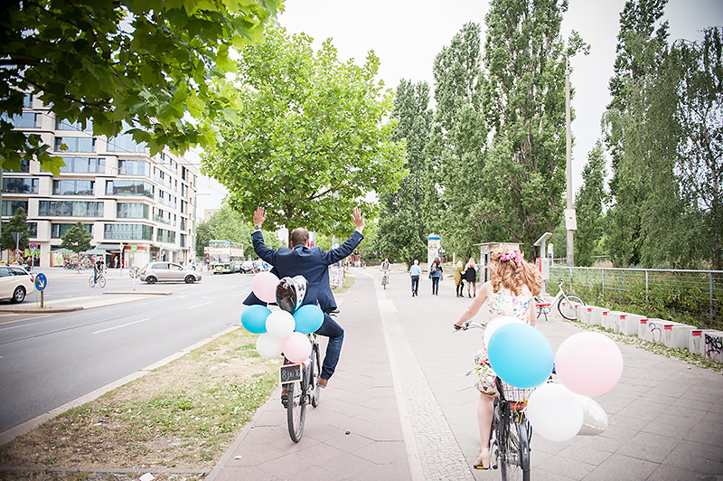 Fahrrad Hochzeit im Prenzlauer Berg Berlin Fotograf