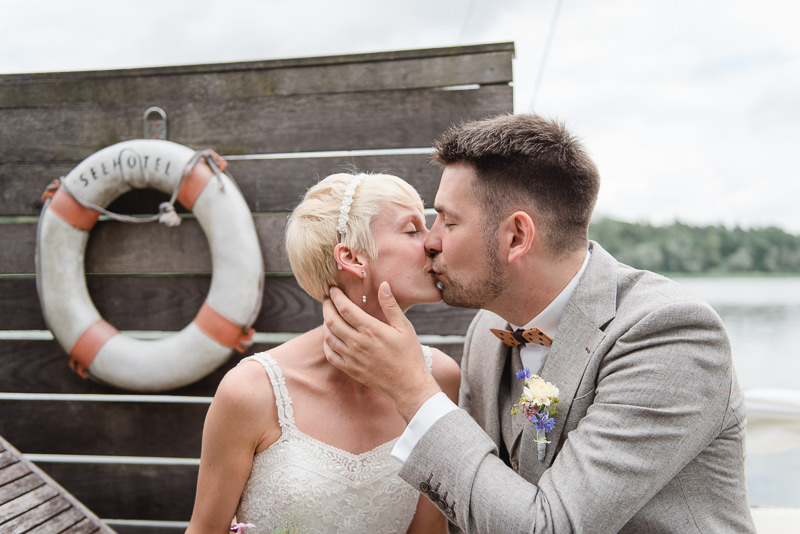 Heiraten_am_See_Hochzeitsfotograf_Seehotel_Neuklostersee